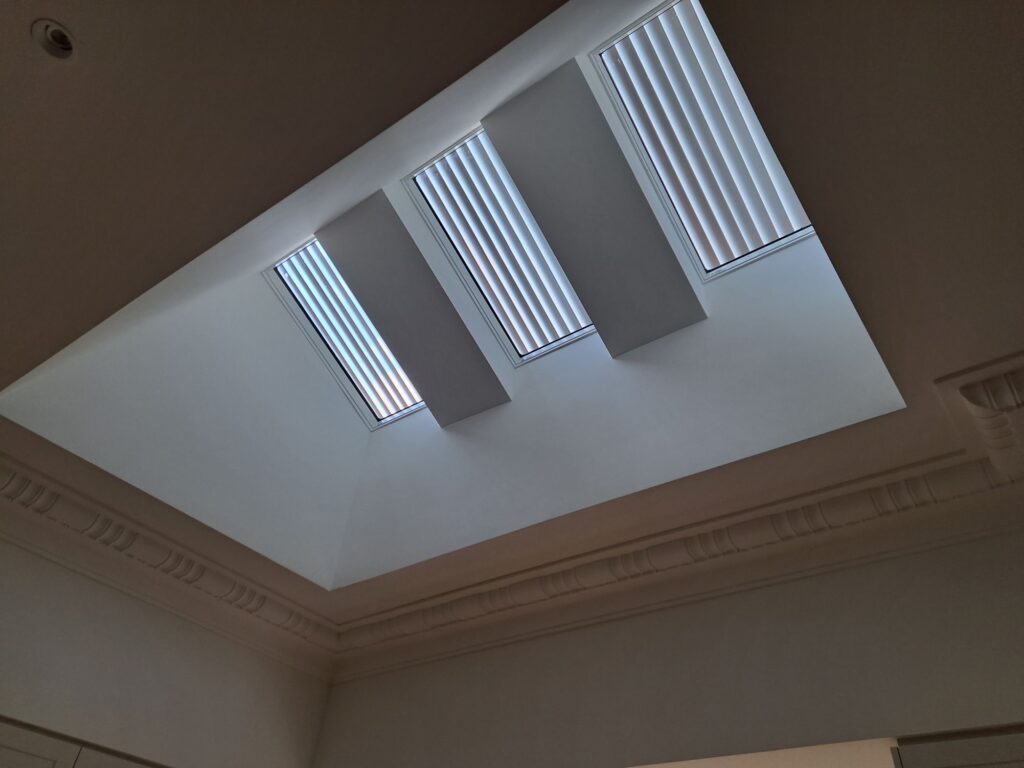 The skylight and shading device after installation. Even in winter, the shading device still allows natural daylight to enter the kitchen. The diffuse lighting also helps to prevent glare on the work surfaces below.