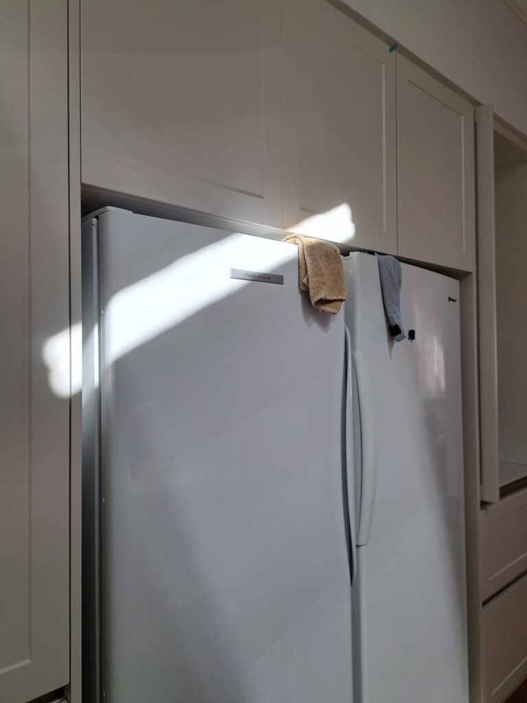 The fixed louvre blades are angled so as to allow solar gain during winter, which helps to provide passive heating to the kitchen.